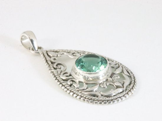 Opengewerkte zilveren hanger met groene toermalijn afbeelding 2