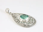 Opengewerkte zilveren hanger met groene toermalijn afbeelding 2