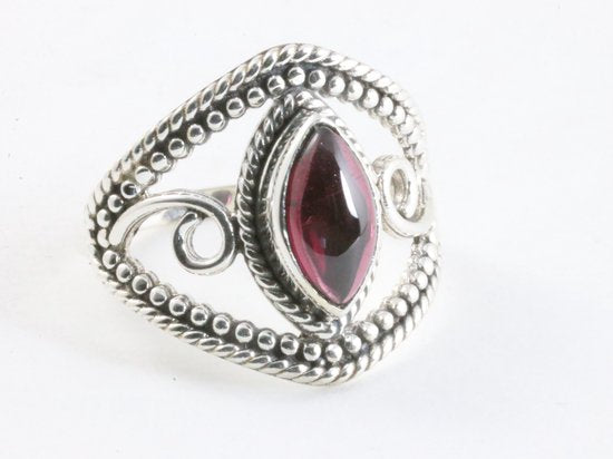 Opengewerkte zilveren ring met granaat afbeelding 1