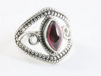 Opengewerkte zilveren ring met granaat afbeelding 1