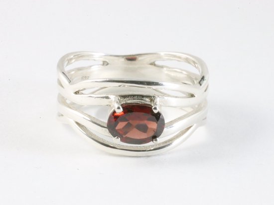 Opengewerkte zilveren ring met granaat afbeelding 4