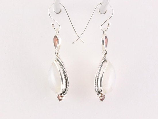 Bewerkte zilveren oorbellen met regenboog maansteen en granaat afbeelding 2