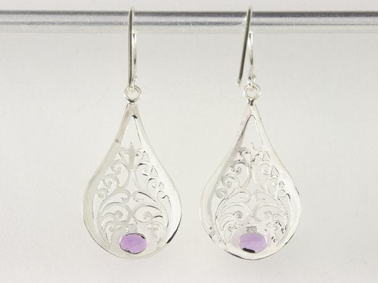 Opengewerkte zilveren oorbellen met amethist afbeelding 3