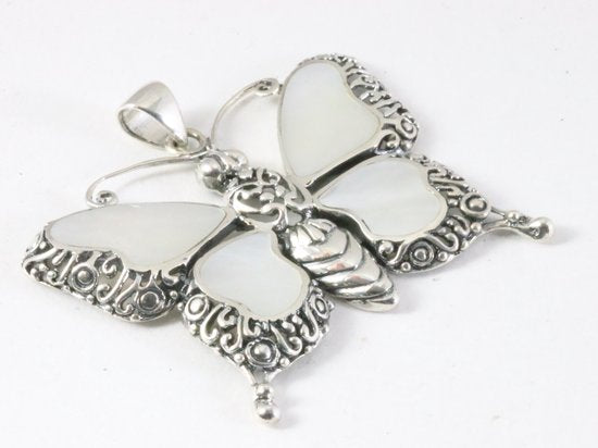Grote zilveren vlinder hanger met parelmoer afbeelding 2
