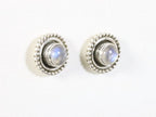 Fijne bewerkte ronde zilveren oorstekers met regenboog maansteen afbeelding 3