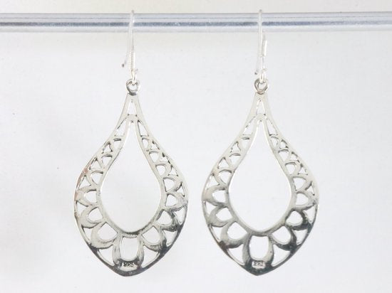 Lange opengewerkte zilveren oorbellen afbeelding 2