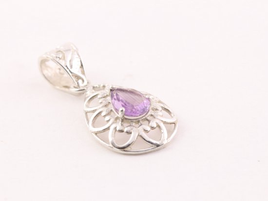 Opengewerkte druppelvormige zilveren hanger met amethist aan ketting afbeelding 2
