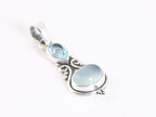 Fijne bewerkte zilveren hanger met aqua chalcedoon en blauwe topaas aan ketting afbeelding 2