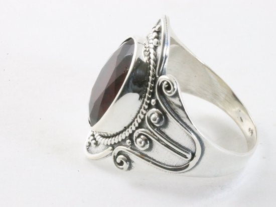 Bewerkte zilveren ring met granaat afbeelding 2