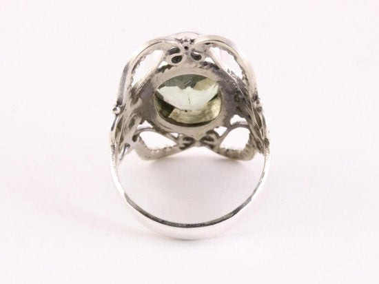 Opengewerkte zilveren ring met groene amethist afbeelding 3