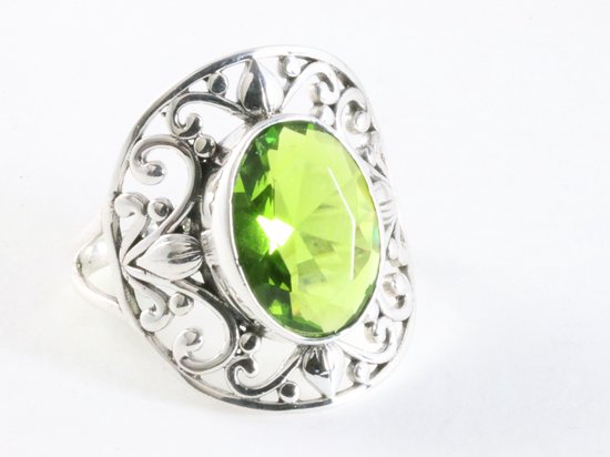 Opengewerkte zilveren ring met peridoot afbeelding 1