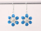 Bloemvormige zilveren oorbellen met blauwe emaille afbeelding 4