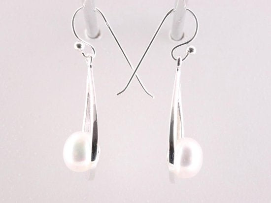Opengewerkte hoogglans zilveren oorbellen met zoetwater parel afbeelding 2