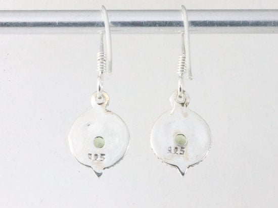 Fijne bewerkte ronde zilveren oorbellen met regenboog maansteen afbeelding 3