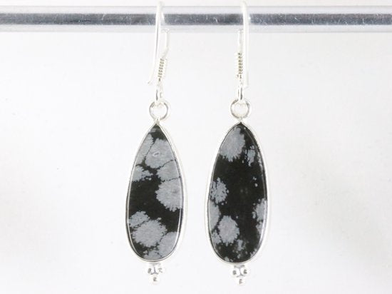 Druppelvormige zilveren oorbellen met sneeuwvlok obsidiaan afbeelding 3