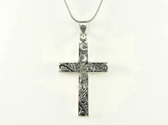 Opengewerkte zilveren kruishanger aan ketting afbeelding 3