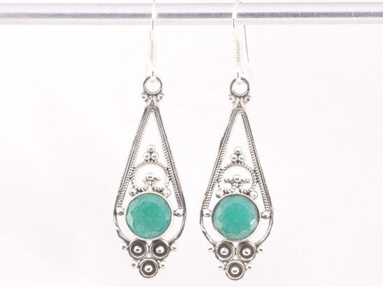 Lange opengewerkte zilveren oorbellen met smaragd afbeelding 4