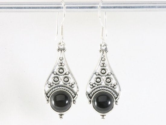 Opengewerkte zilveren oorbellen met onyx afbeelding 3