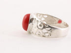 Opengewerkte zilveren ring met rode koraal steen afbeelding 2