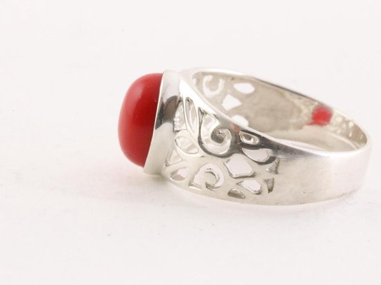Opengewerkte zilveren ring met rode koraal steen afbeelding 2