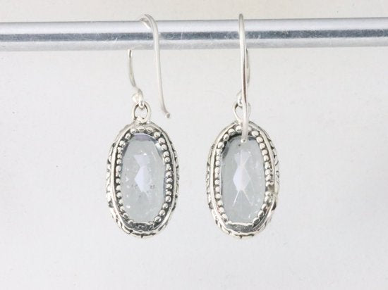 Bewerkte zilveren oorbellen met tanzaniet afbeelding 2