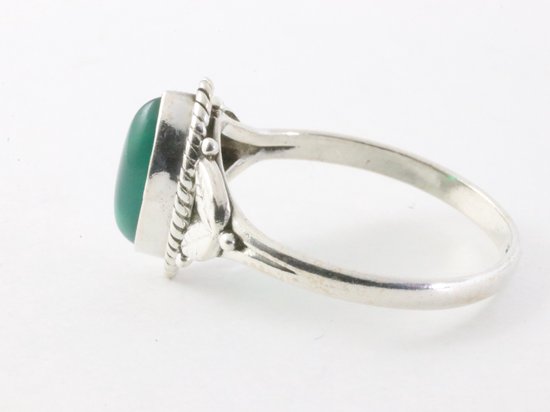 Fijne bewerkte zilveren ring met groene onyx afbeelding 2