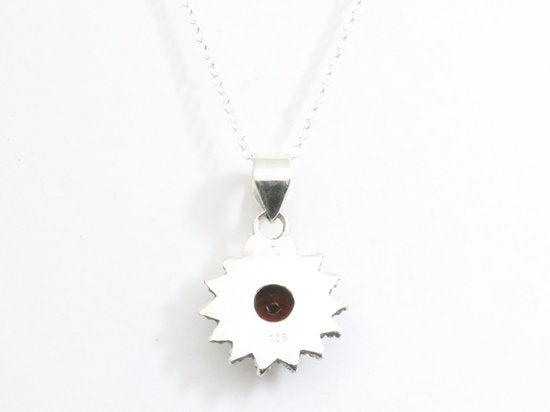 Fijne bewerkte ronde zilveren hanger met granaat aan ketting afbeelding 3