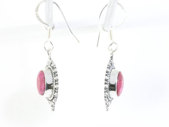 Fijne bewerkte zilveren oorbellen met robijn afbeelding 2