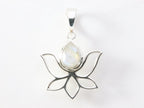 Opengewerkte zilveren lotus bloem hanger met regenboog maansteen afbeelding 4