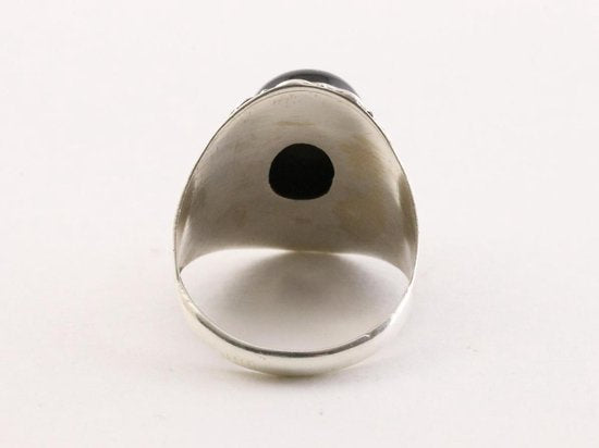 Bewerkte zilveren ring met onyx afbeelding 2