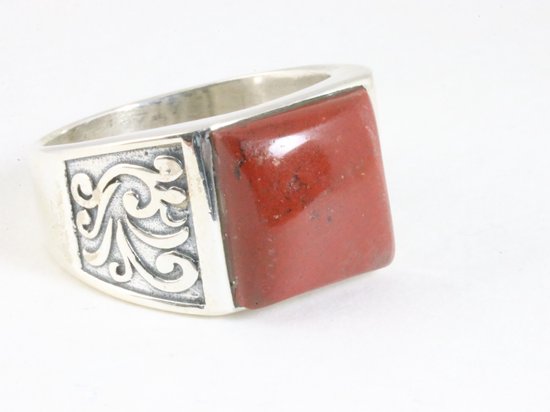 Zware bewerkte zilveren ring met rode jaspis afbeelding 1