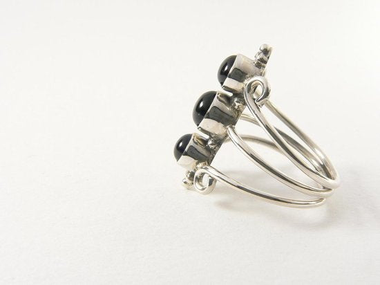 Opengewerkte zilveren ring met 3 onyx stenen afbeelding 2