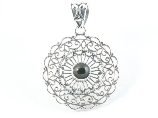 Opengewerkte zilveren hanger met onyx afbeelding 4