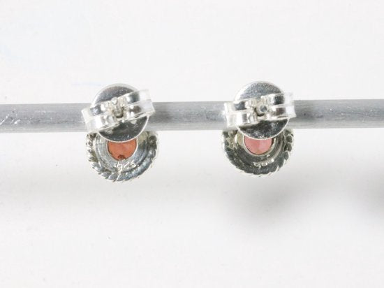 Fijne bewerkte ronde zilveren oorstekers met granaat afbeelding 3