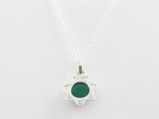 Fijne opengewerkte zilveren hanger met groene onyx aan ketting afbeelding 3