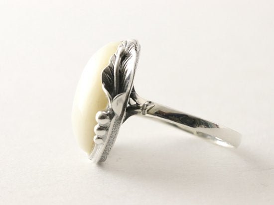 Bewerkte zilveren ring met parelmoer afbeelding 2