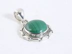 Ronde bewerkte zilveren hanger met malachiet afbeelding 2