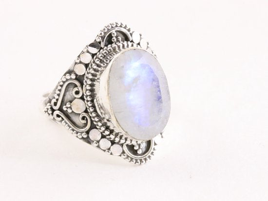 Bewerkte zilveren ring met regenboog maansteen afbeelding 1