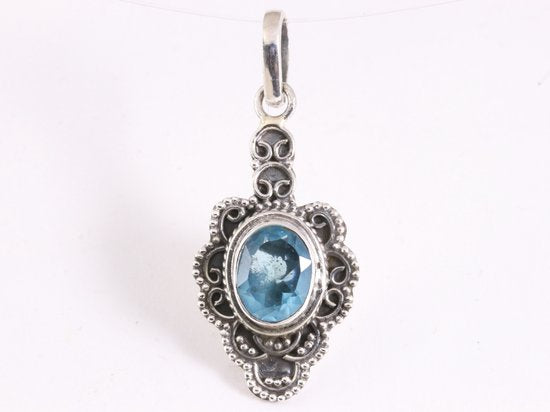 Bewerkte zilveren hanger met blauwe topaas afbeelding 1