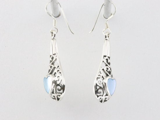 Opengewerkte zilveren oorbellen met blauwe schelp afbeelding 2