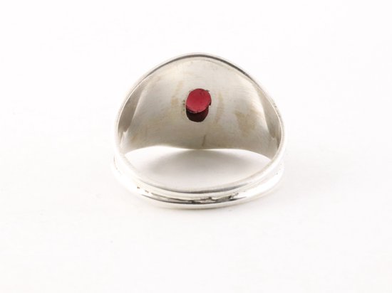 Bewerkte zilveren ring met granaat afbeelding 3