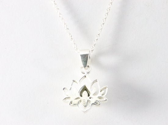 Fijne zilveren lotus hanger met blauwe koperturkoois aan ketting afbeelding 3