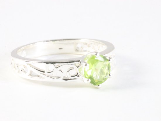 Fijne opengewerkte zilveren ring met peridoot afbeelding 1