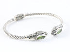 Traditionele bewerkte zilveren klemarmband met peridoot afbeelding 2