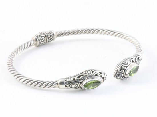 Traditionele bewerkte zilveren klemarmband met peridoot afbeelding 2