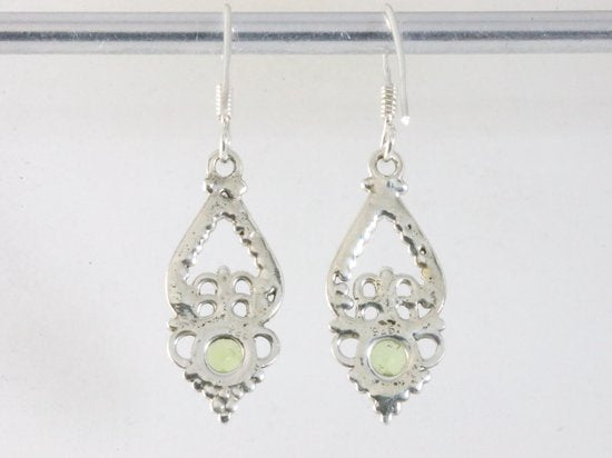 Fijne opengewerkte zilveren oorbellen met peridoot afbeelding 2