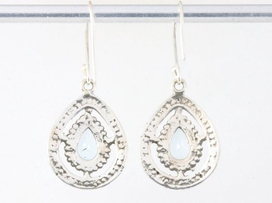 Opengewerkte zilveren oorbellen met blauwe topaas afbeelding 2