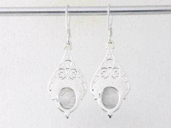 Lange opengewerkte zilveren oorbellen met regenboog maansteen afbeelding 2