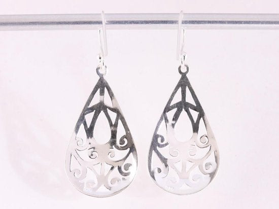Opengewerkte druppelvormige zilveren oorbellen afbeelding 3