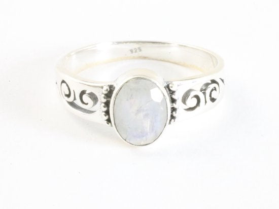 Fijne opengewerkte hoogglans zilveren ring met regenboog maansteen afbeelding 4